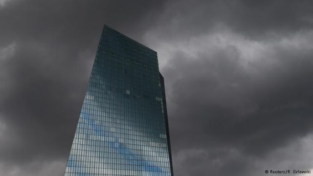 «Ποιoς σώζει ποιoν;»